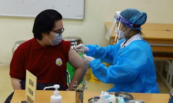 Tiêm chủng cho học sinh tại Hà Nội. Ảnh: Trọng Tài