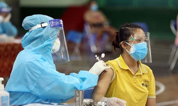 Tiêm vắc xin và đeo khẩu trang giúp giảm nguy cơ mắc COVID-19. Ảnh: Tuấn Dũng
