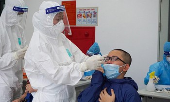 Xét nghiệm COVID-19 cho người dân Hà Nội. Ảnh: Long Phạm