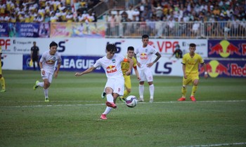 Văn Toàn có pha lập công thứ 6 từ đầu mùa giải, giúp HAGL đánh bại Nam Định 4-3. Ảnh: Hữu Phạm