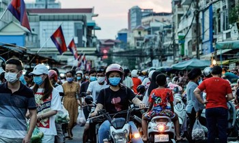 Người dân Campuchia tập trung tại một khu chợ đông đúc ở Phnom Penh. Ảnh: Nikkei Asia