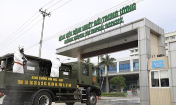 Phun khử trùng, tiêu độc tại Bệnh viện Bệnh nhiệt đới T.Ư cơ sở 2 ở xã Kim Chung, huyện Đông Anh, Hà Nội. Ảnh: Nguyễn Minh