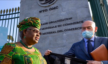 Tổng Giám đốc WTO Ngozi Okonjo-Iweala bên ngoài trụ sở WTO ngày 1/3. Ảnh: AP