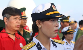 Thượng úy Trần Thị Thủy ngấn lệ trong lễ tưởng niệm 64 anh hùng liệt sỹ hy sinh sự kiện 14/3/1988
