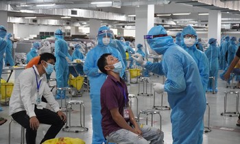 Cán bộ y tế của tỉnh Quảng Ninh lấy mẫu xét nghiệm cho công nhân ở Bắc Giang