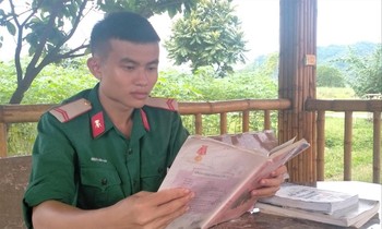 Binh nhất Nguyễn Ngô Hoàn miệt mài ôn tập kiến thức sau khi xong nhiệm vụ