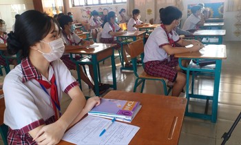 Học sinh xã đảo Thạnh An ngày đầu đến trường học trực tiếp