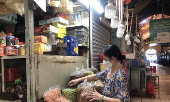Bà Hương Xuân - tiểu thương quầy bánh kẹo chợ Bến Thành lo mất mùa tết năm nay. Ảnh: U.P