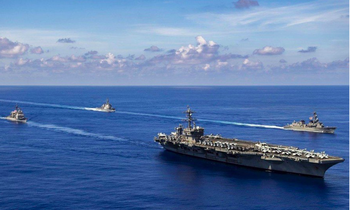 Nhóm tàu sân bay Mỹ USS Carl Vinson đang cùng tàu chiến Nhật Bản tập trận trên Biển Đông. Ảnh: AP