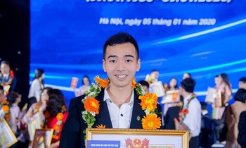 Ha Van Hao received the title of Good 5th Student at the Central level.  PHOTO: NVCC