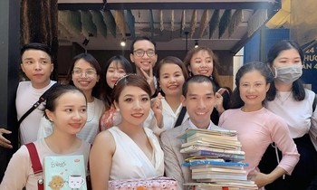 Cô dâu - Chú rể chụp hình chung với bạn bè trên Đường sách