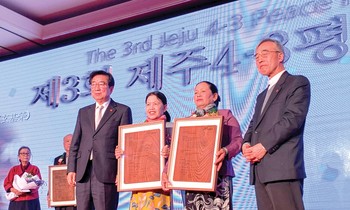 Hai bà Nguyễn Thị Thanh nhận Giải thưởng Hòa Bình JeJu 3 tháng 4. Ảnh: Hankyoreh21