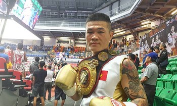Trương Đình Hoàng ăn mừng bên chiếc đai WBA chuyên nghiệp châu Á - Ảnh: 24h