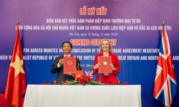 Bộ trưởng Công Thương Trần Tuấn Anh và Bộ trưởng Bộ Thương mại quốc tế Vương quốc AnhElizabeth Truss ký biên bản kết thúc đàm phán UKVFTA