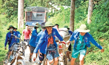 Union University students implementing green summer campaign in Chiem Hoa district, Tuyen Quang province. Photo: Luu Trinh