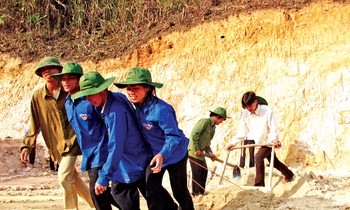 TNA at the construction site Ta Si Lang Youth (Yen Bai) 2003. Photo: Hong Vinh