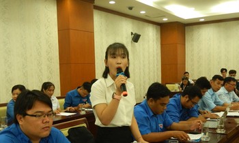 Bạn trẻ góp ý dự thảo văn kiện trình Đại hội XIII của Đảng chiều 27/10