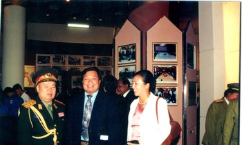 Giám đốc Nguyễn Nam Mộc (giữa) hướng dẫn Thượng tướng Na Khon nguyên thứ trưởng Bộ Quốc phòng - Chủ tịch Hội Cựu chiến binh Lào thăm nội thất Bảo tàng Cay Xỏn Phômvihản