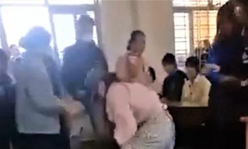 Hình ảnh người nhà của nữ sinh Đ. vào tận lớp đánh bạn. Ảnh: Cắt từ clip