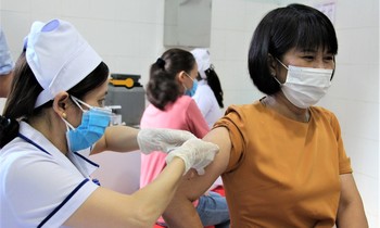 Một trường hợp được tiêm vắc-xin COVID-19 đầu tiên tại Đắk Lắk