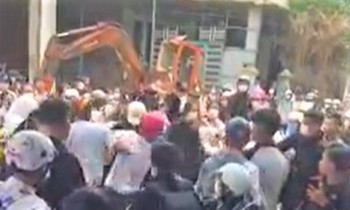 Nhóm học sinh đánh nhau. Ảnh: Cắt từ clip