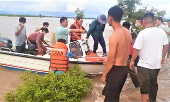 Người dân Ea Súp được đưa ra khỏi nơi nguy hiểm. Ảnh: B.Bân