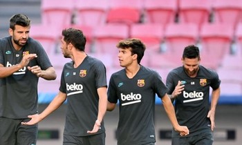 Pique và Roberto (thứ 2, từ trái sang) đang rất sẵn sàng sung trận