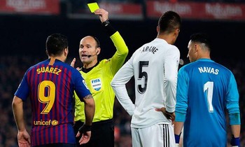 'Khắc tinh' của Barca không thể cầm còi trận El Clasico vì chấn thương