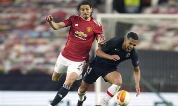Cavani là người ghi bàn mở tỷ số trước Granada