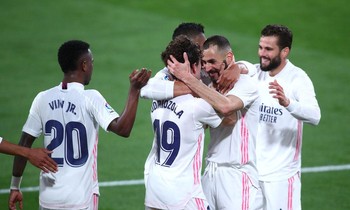 Odriozola và Benzema đều ghi bàn giúp Real có 3 điểm