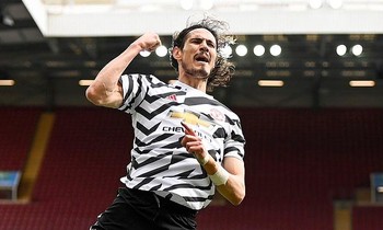 Cavani ăn mừng bàn ấn định chiến thắng cho M.U.