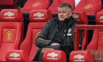 HLV Solskjaer bất lực nhìn các học trò trẻ lép vế trước Leicester