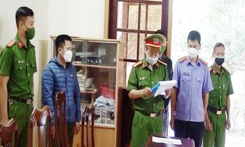 Cơ quan Cảnh sát điều tra đọc lệnh tạm giữ Trần Văn Quy. Ảnh: Minh Sơn