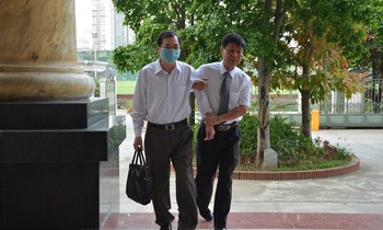 Ông Vũ Huy Hoàng đến tòa sơ thẩm.