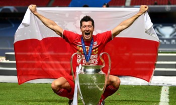 ĐỒ HỌA: Lewandowski thắng tuyệt đối Messi và Ronaldo