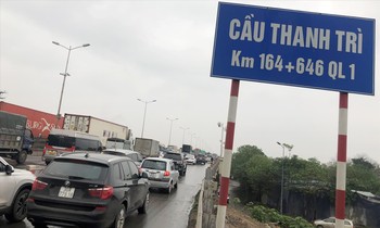 Tại cầu Thanh Trì liên tục xảy ra ùn tắc, tai nạn