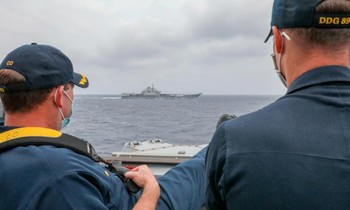 Các sỹ quan hải quân Mỹ theo dõi tàu sân bay Liêu Ninh từ tàu khu trục tên lửa dẫn đường USS Mustin hôm 4/4. Ảnh: CNN