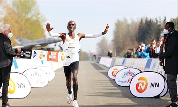 Vua marathon Eliud Kipchoge trở lại ngôi vương