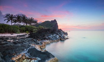 Ðảo Bé Lý Sơn với trầm tích núi lửa triệu năm. Ảnh: Bùi Thanh Trung
