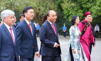 Chủ tịch nước Nguyễn Xuân Phúc, Thường trực Ban Bí thư Võ Văn Thưởng, Trưởng Ban Tổ chức T.Ư Trương Thị Mai, Chủ tịch Ủy ban T.Ư MTTQ Việt Nam Ðỗ Văn Chiến cùng các đại biểu dự lễ giỗ Tổ Hùng Vương. Ảnh: Trọng Tài