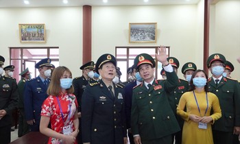 Bộ trưởng Quốc phòng Việt Nam Phan Văn Giang và Bộ trưởng Quốc phòng Trung Quốc Ngụy Phượng Hòa tham quan Nhà văn hóa hữu nghị ở xã Đồng Văn, huyện Bình Liêu, tỉnh Quảng Ninh. Ảnh: NGUYỄN MINH