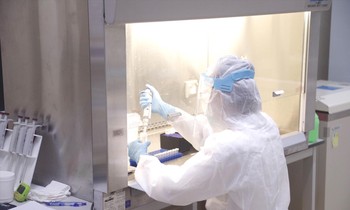 Xét nghiệm tìm virus SARS-CoV-2. Ảnh: Trần Hà