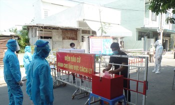 Diễn tập bầu cử tại khu vực cách ly phong tỏa do dịch COVID-19 bùng phát. Ảnh: Nguyễn Thành