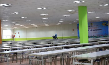 Cơ quan chức năng tỉnh Bắc Giang phun khử khuẩn ở Công ty TNHH Shinyoung Việt Nam trong KCN Vân Trung