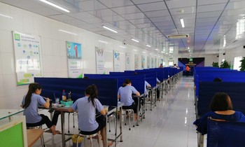Sài Gòn Food lắp vách ngăn và để người lao động ngồi giãn cách ở bếp ăn. Ảnh: Uyên Phương