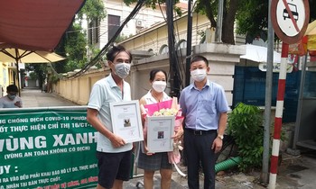 Phó tổng biên tập báo Tiền Phong Phùng Công Sưởng trao hoa và thư cảm ơn cho vợ chồng họa sỹ Đặng Xuân Hòa - Đỗ Thúy Hằng