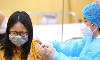 Tiêm vắc xin phòng COVID-19 cho học sinh ở Hà Nội. Ảnh: Trọng Tài