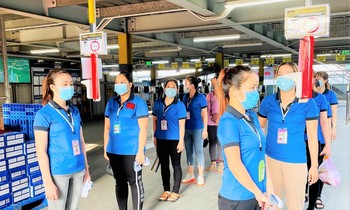 Công nhân đến nhà máy được kiểm tra sức khỏe. Ảnh: H.C