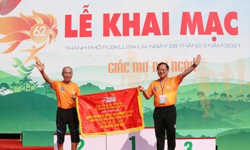 HLV Bùi Lương thay mặt Bà Rịa-Vũng Tàu nhận cờ đăng cai Tiền Phong Marathon 2022 tổ chức tại Côn Đảo từ nhà báo Lê Xuân Sơn, Tổng biên tập báo Tiền Phong, trưởng BTC giải. Ảnh: Như Ý