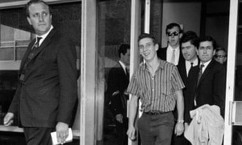 Brian Robson khập khiễng trở về London sau khi bị FBI thẩm vấn